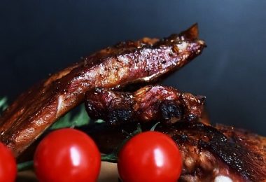 grillezett hús paradicsommal, rozmaringgal
